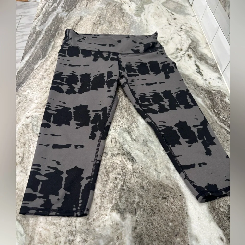 ALO Yoga, gray and black tie dye cropped high waisted leggings size XS